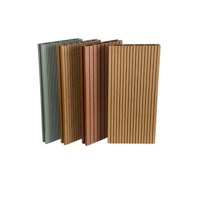 購入 非スリップの溝WPCのDeckingは屋外のパネルの道公園工学床の板140x25mmの灰色タンに乗る オンライン製造