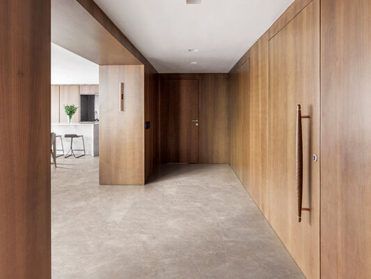 購入 見事で耐久性のあるグレーとベージュの屋内床 600x1200mm の再建のためのレプリカ艶をかけられた磁器タイル オンライン製造