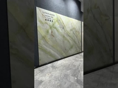 磨かれた艶をかけられたタイル