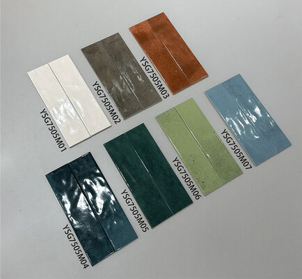 抗菌緑色 75x300mm 輝く内側の陶磁壁タイル ダイニングルームとオフィス