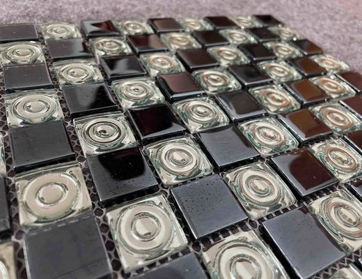 虹色の磨かれた黒く白い床タイル、電気めっきする1.36kgsはガラス モザイク・タイルをリサイクルした