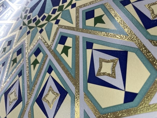 プロジェクトの建物のために多彩な60x60cmの花の金色の床タイルの艶をかけられた表面